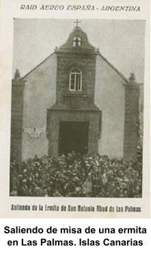 Saliendo de misa de una ermita en Las Palmas. Islas Canarias