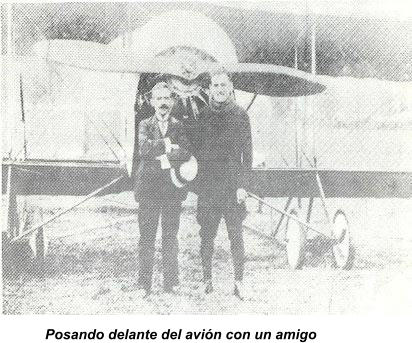 Posando delante del avión con un amigo